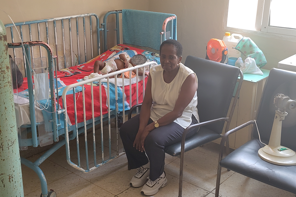 Dans une chambre de l'hôpital El Cerro de La Havane, une personne est assise au chevet d'un enfant hospitalisé.