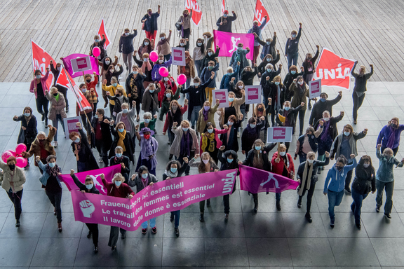 Gruppenbild der Delegierten mit Gesichtsmasken und mit Transparent 