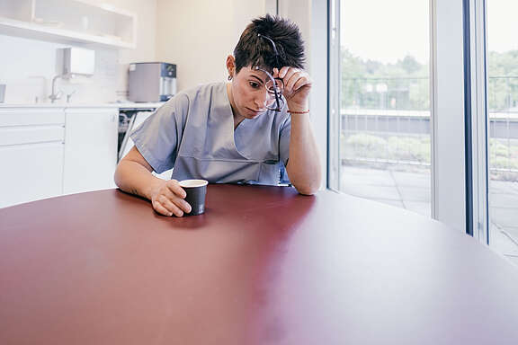 Pflegefachfrau, die unter Stress leidet