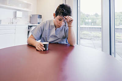 Une employée des soins victime de stress au travail