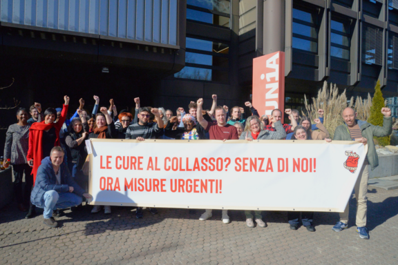 Personale curante della conferenza professionale con uno striscione.