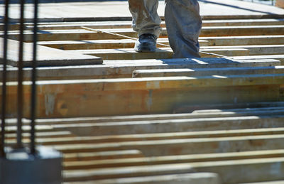 Lavoratori edili su ponteggi in legno