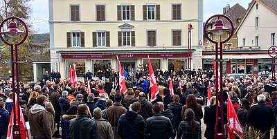 400 Personen gegen den Stellenabbau und für die Einführung der Kurzarbeit