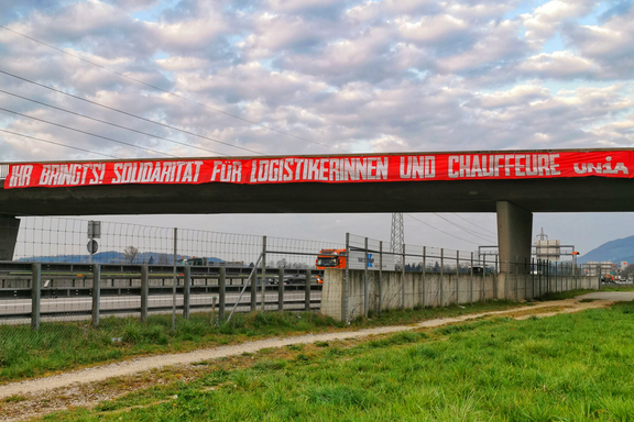 Transparent über Autobahnbrücke: «Ihr bringt’s! Solidarität mit Logistikerinnen und Chauffeuren»