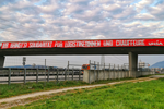 Transparent über Autobahnbrücke: «Ihr bringt’s! Solidarität mit Logistikerinnen und Chauffeuren»