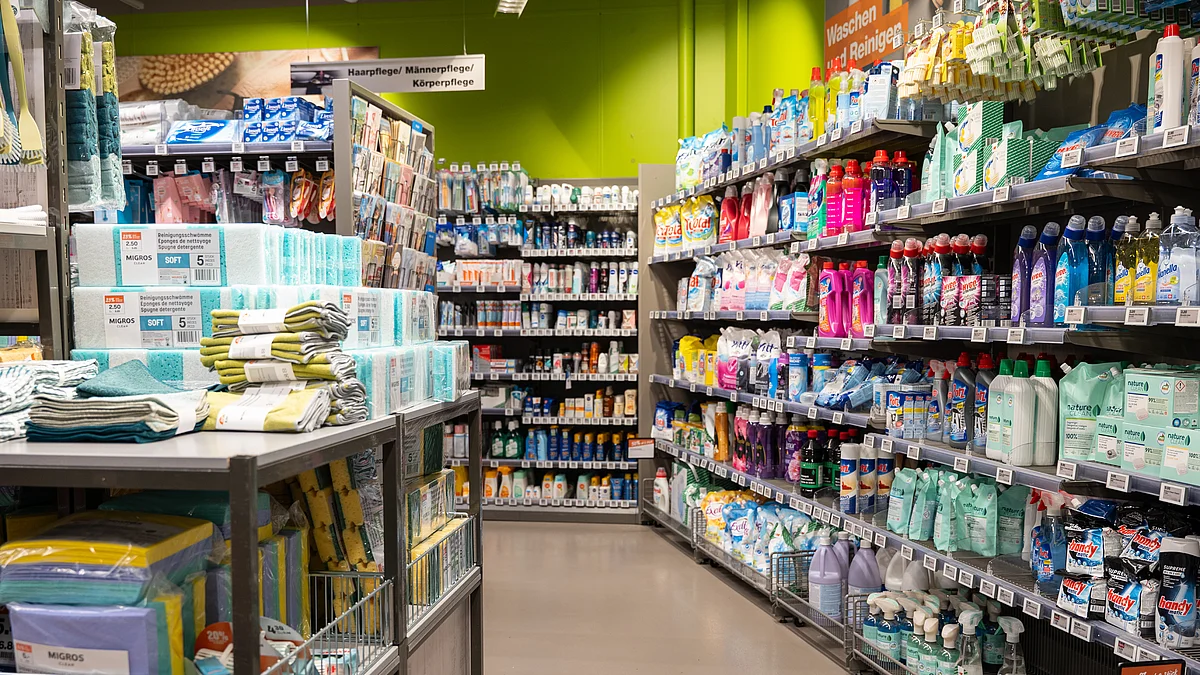 Vista interna di una filiale Migros con scaffali pieni
