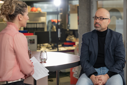 Gewerkschafter Matteo Pronzini und Moderatorin Susanne Hueber bei der Aufnahme des Interviews für Industrie-News