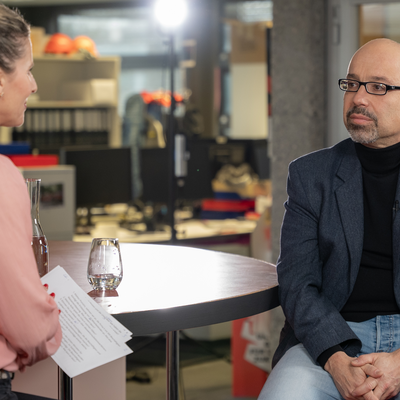 Gewerkschafter Matteo Pronzini und Moderatorin Susanne Hueber bei der Aufnahme des Interviews für Industrie-News