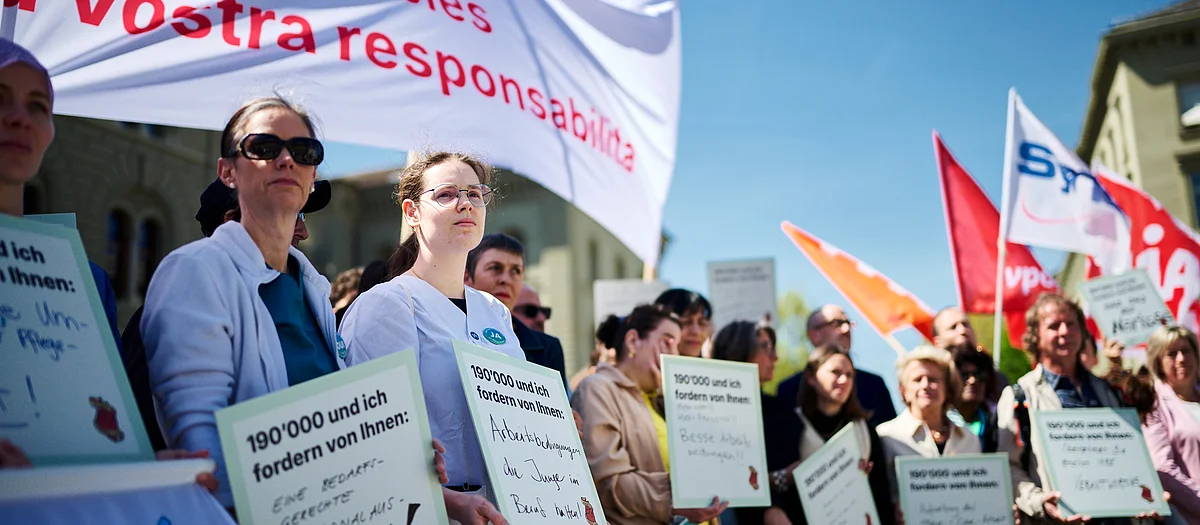 April 2026: Das Gesundheitspersonal übergibt dem Nationalrat mehr als 190'000 Unterschriften für die Umsetzung der Pflegeinitiative