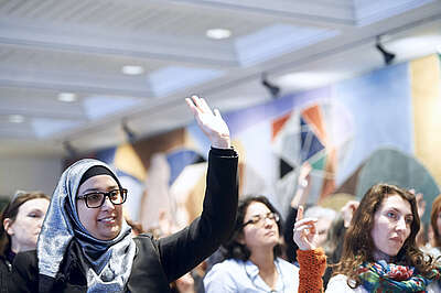 Donna che fa un gesto di rifiuto con la mano.