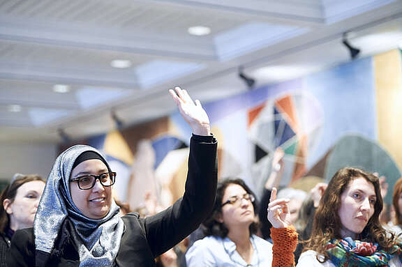 Donna che fa un gesto di rifiuto con la mano.