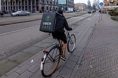 Coursier à vélo d'Uber Eats