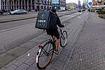 Un courrier Uber Eats à vélo