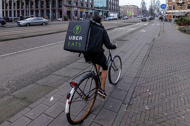 Coursier à vélo d'Uber Eats