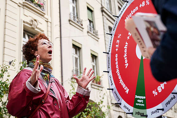  Immagine dell'azione: donna delusa dopo aver perso sulla 