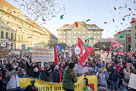 Grosse Kundgebung des Gesundheitspersonals auf dem Bundesplatz in Bern, mit Fahnen, Transparenten und Konfetti