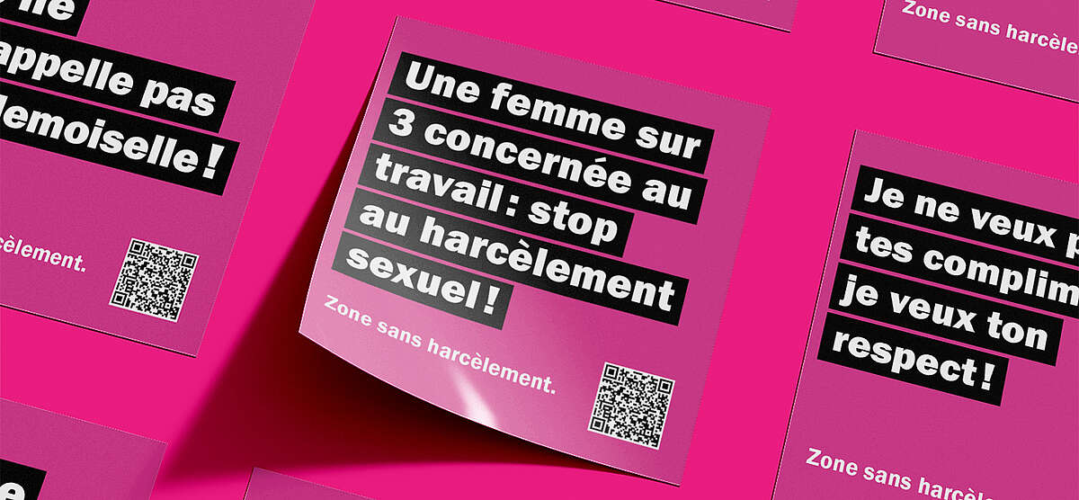 Des autocollants d'Unia contre le sexisme, avec les textes «Une femme sur 3 concernée au travail; stop au harcèlement sexuel!», «Ne m'appelle pas mademoiselle!» et «Je ne veux pas tes compliments, je veux ton respect!»
