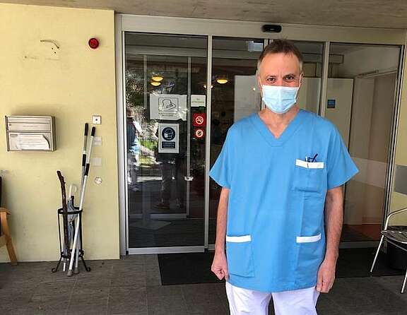 Syndicaliste devant une maison de repos au Tessin