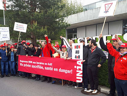 Il personale di Nespresso protesta davanti all'azienda