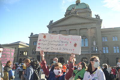 Schild einer Pflege-Aktion auf dem Bundesplatz: Wir brauchen mehr Wertschätzung, mehr Erholungszeit, weniger Druck und Stress