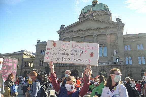 Schild einer Pflege-Aktion auf dem Bundesplatz: Wir brauchen mehr Wertschätzung, mehr Erholungszeit, weniger Druck und Stress