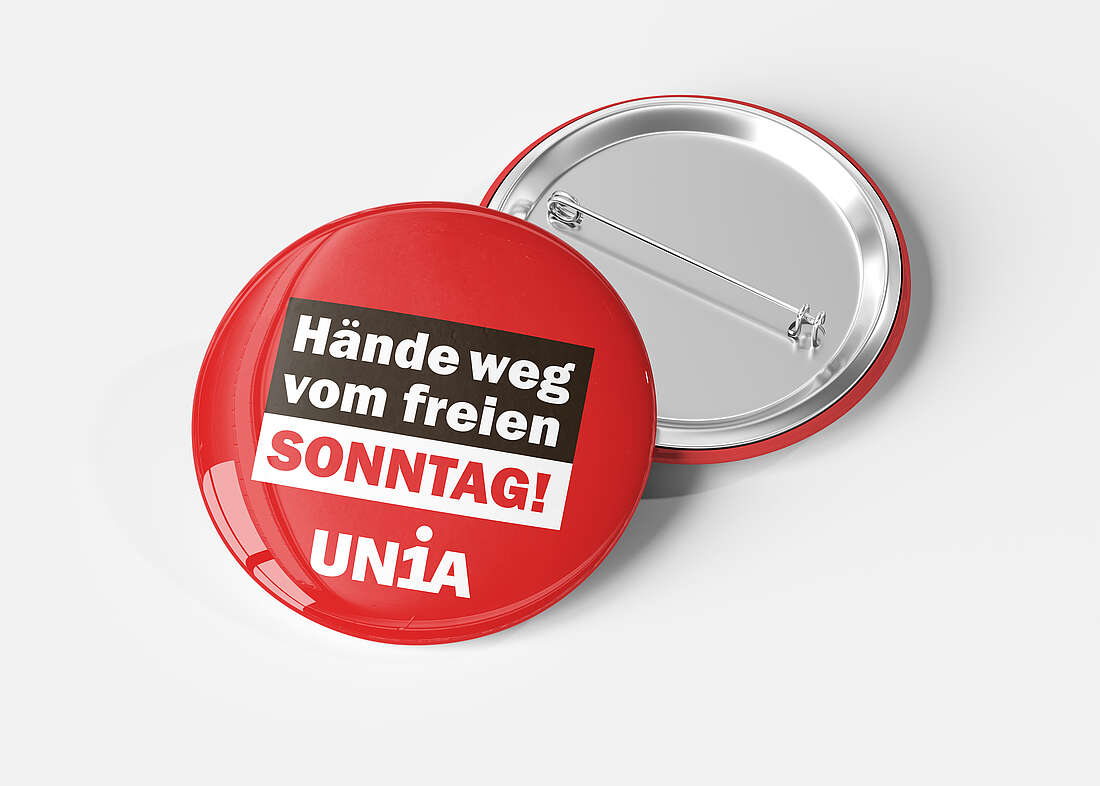 Ansteckknopf mit der Aufschrift «Hände weg vom freien Sonntag»