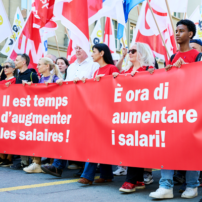 Striscione della manifestazione per i salari con la scritta: 