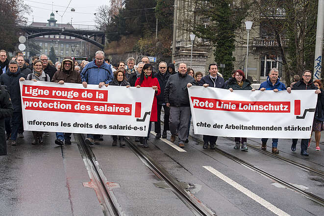 Transparent an einer Kundgebung mit dem Aufdruck:Rote Linie Lohnschutz