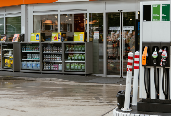 Tankstelle mit Tankstellenshop