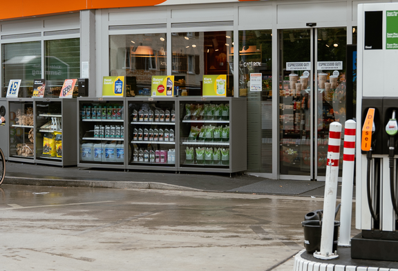 Stazione di servizio con negozio annesso