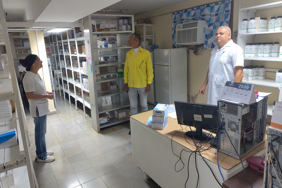 Drei Personen stehen in der Apotheke des Krankenhauses El Cerro in Havanna.