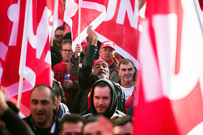 Un lavoratore edile alza il pugno nella folla