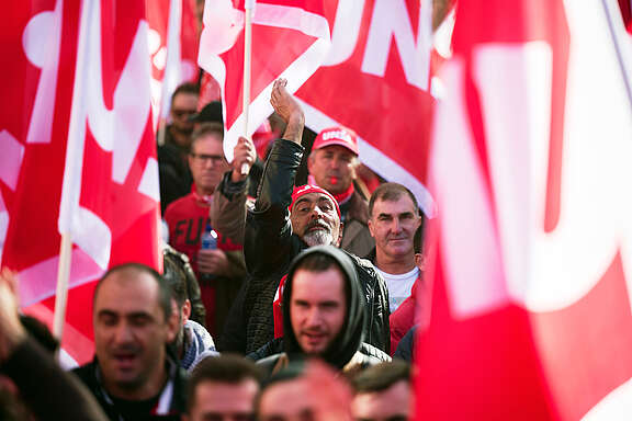 Un lavoratore edile alza il pugno nella folla