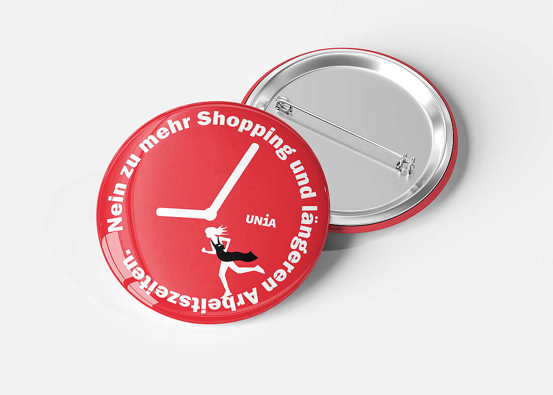 Ansteckknopf mit der Aufschrift «Nein zu mehr Shopping und längeren Arbeitszeiten»