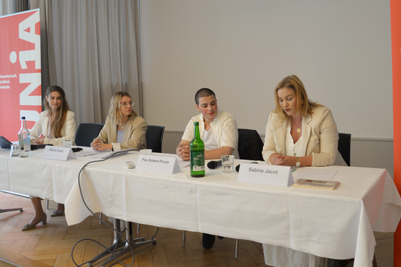 Quattro persone sono sedute a un tavolo e presentano ai media il risultato del sondaggio condotto tra le apprendiste e gli apprendisti.