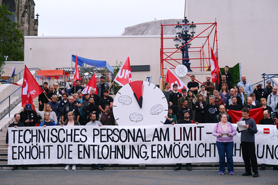 Il personale tecnico del Theater Basel protesta insieme ai sindacati Unia e Vpod contro lo stallo nelle trattative contrattuali. Un gruppo di 50 persone innalza uno striscione enorme con la scritta 