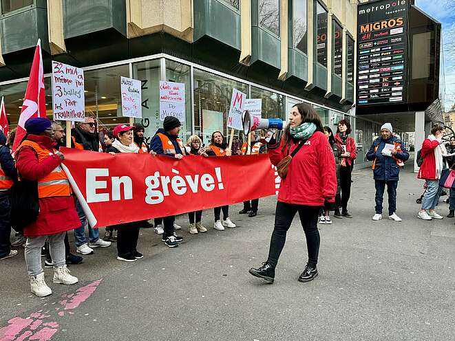 Micarna-Beschäftigte während des Streiks mit einem Transparent "en grève"