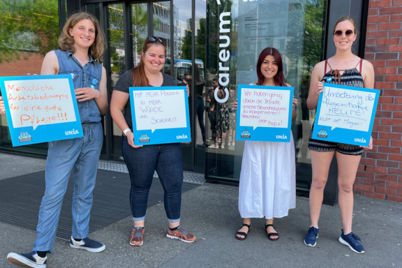 Des soignantes devant le centre de formation Careum à Zurich
