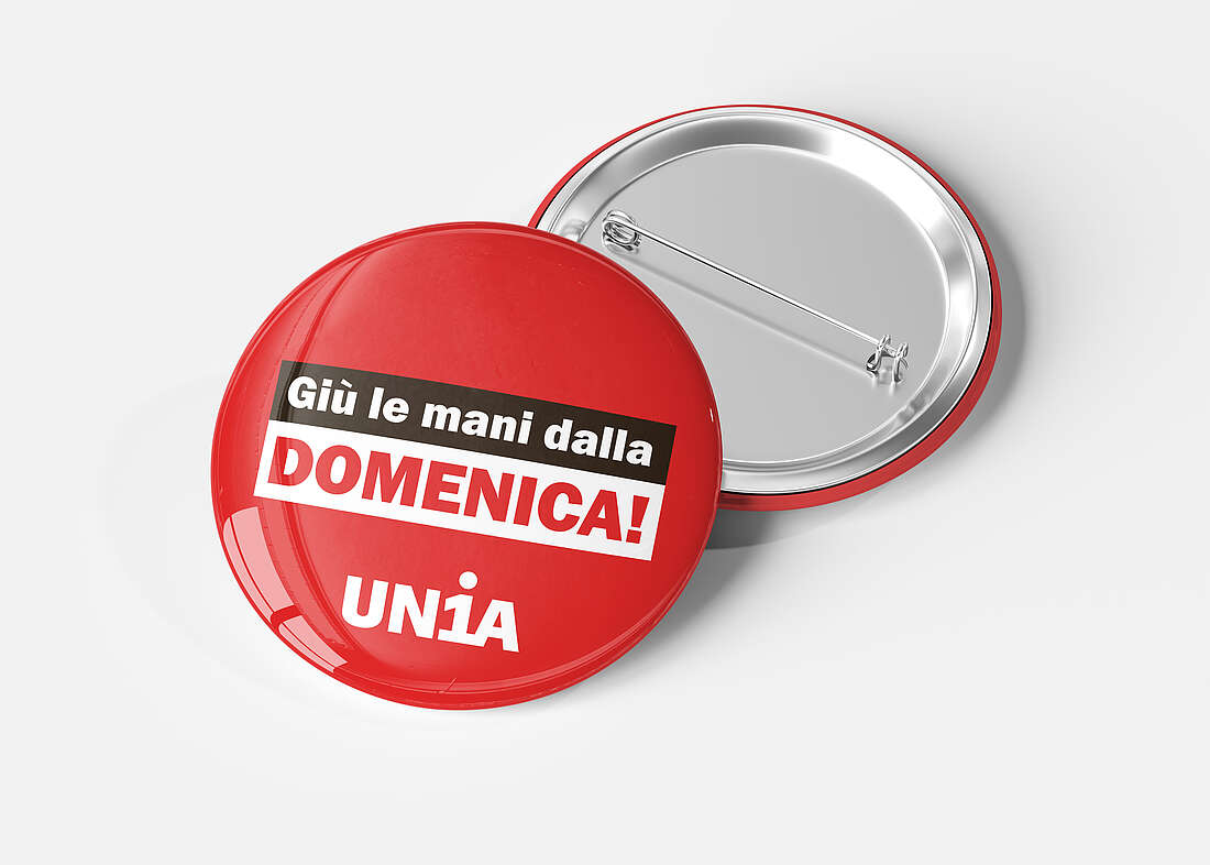 Spilla con la scritta «Giù le mani della domenica!».