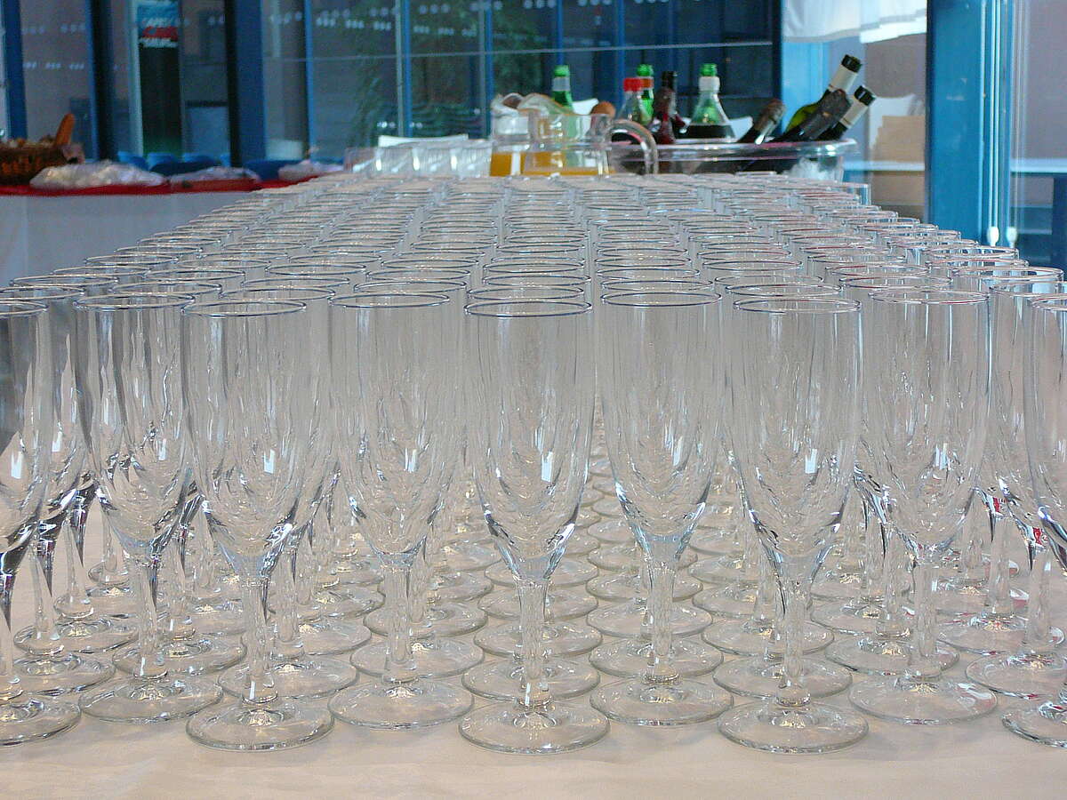 Unzählige leere Champagnergläser