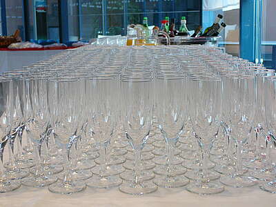 Unzählige leere Champagnergläser