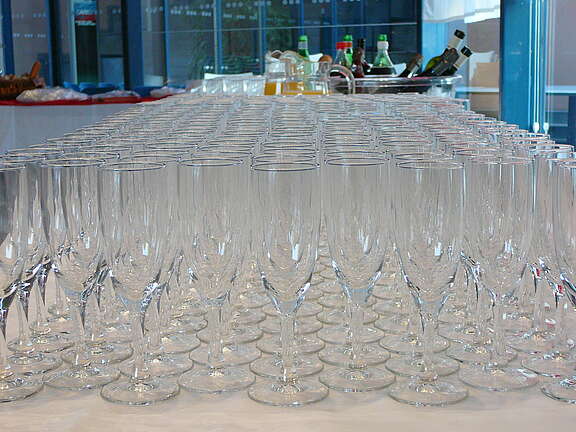 Unzählige leere Champagnergläser