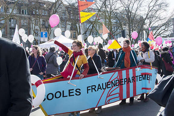 4 Frauen mit einem gebastelten Boot an der Frauendemo für Lohngleichheit 2015