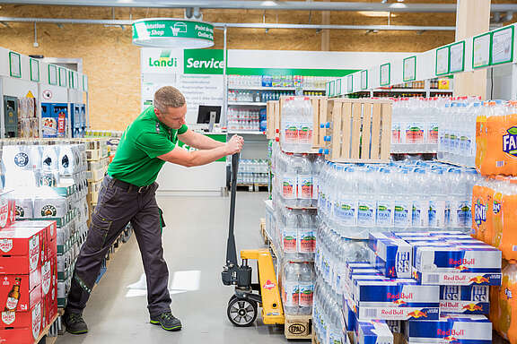 Angestellter in Landi-Laden mit Gabelstapler