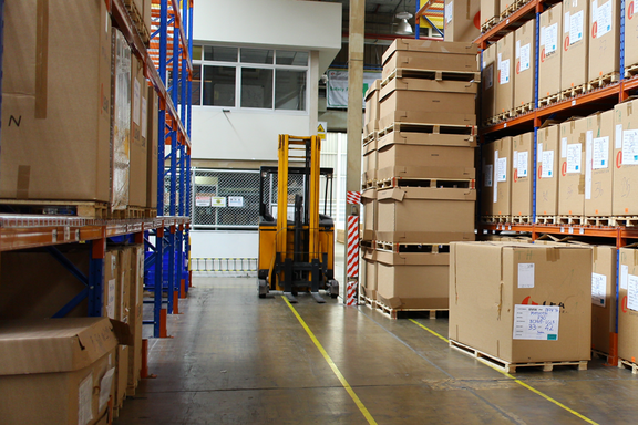 Logistikentrum mit Gabelstapler