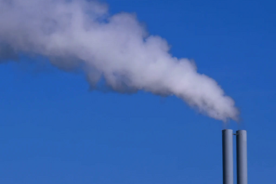 2 Türme  und Rauch einer Kehrichtverbrennungsanlage