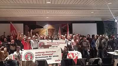 Rund 100 Elektriker/innen aus der ganzen Schweiz an ihrer Branchenkonferenz in Bern