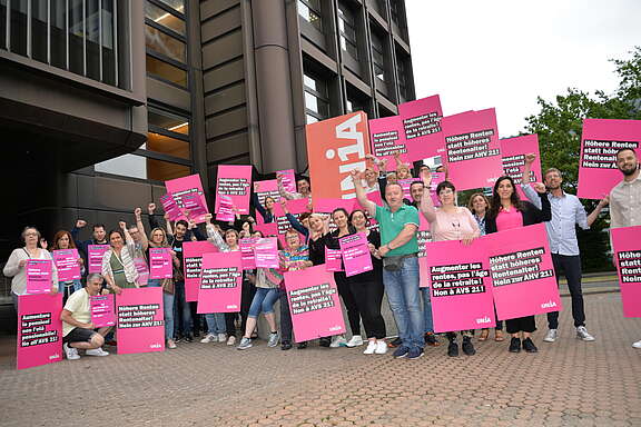 Les employé-e-s de Coop font part de leur mécontentement face à la réforme des retraites AVS 21 lors d'une action menée dans le cadre de la conférence d’Unia. 