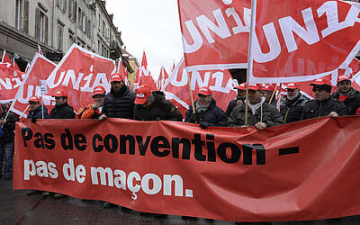 Manifestation de maçons avec drapeaux d'Unia