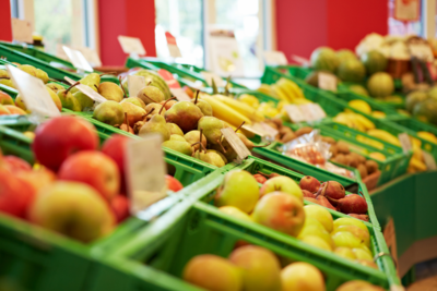 Scatola di mele al supermercato